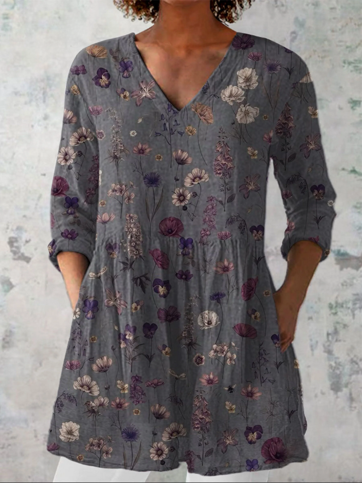 Audrey | Chemisier long col V à fleurs délicates sur fond gris