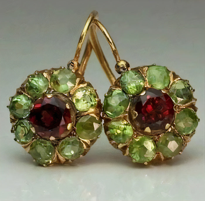 Couronne Verdoyante | Boucles d'oreilles dorées avec pierres vertes et rouges – Vue 01