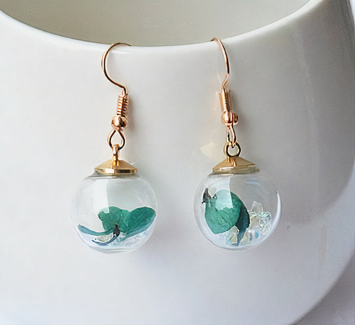 Perle Claire | Boucles d'oreilles avec sphère transparente et feuilles vertes – Vue 01