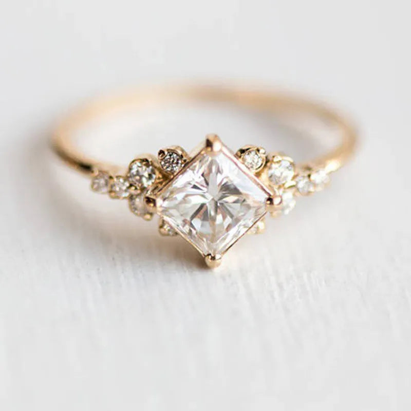Pointe de Couronne | Bague dorée avec pierre claire carrée – Vue 01