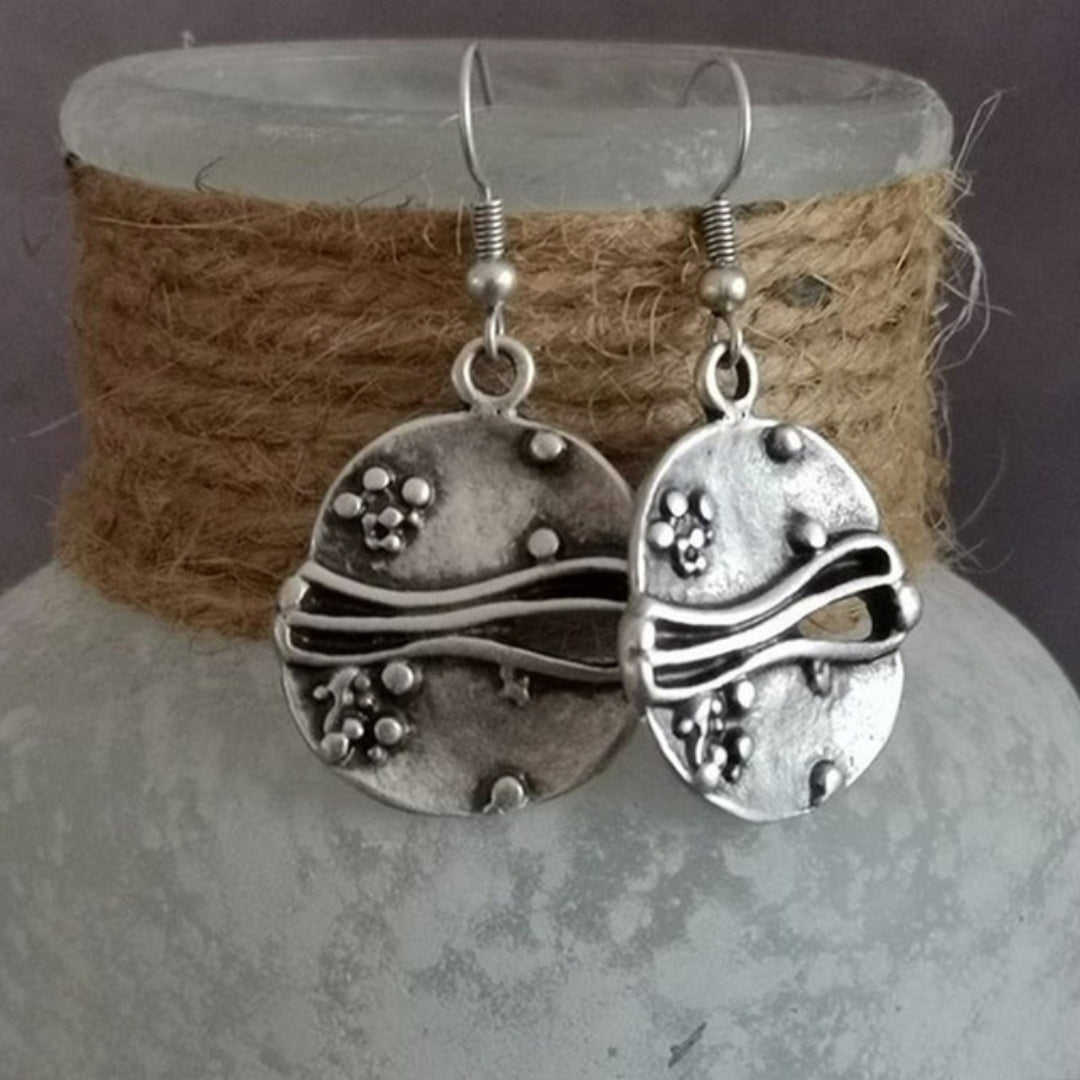 Disque Pointillé | Boucles d'oreilles argentées à motif de vagues et de points – Vue 01