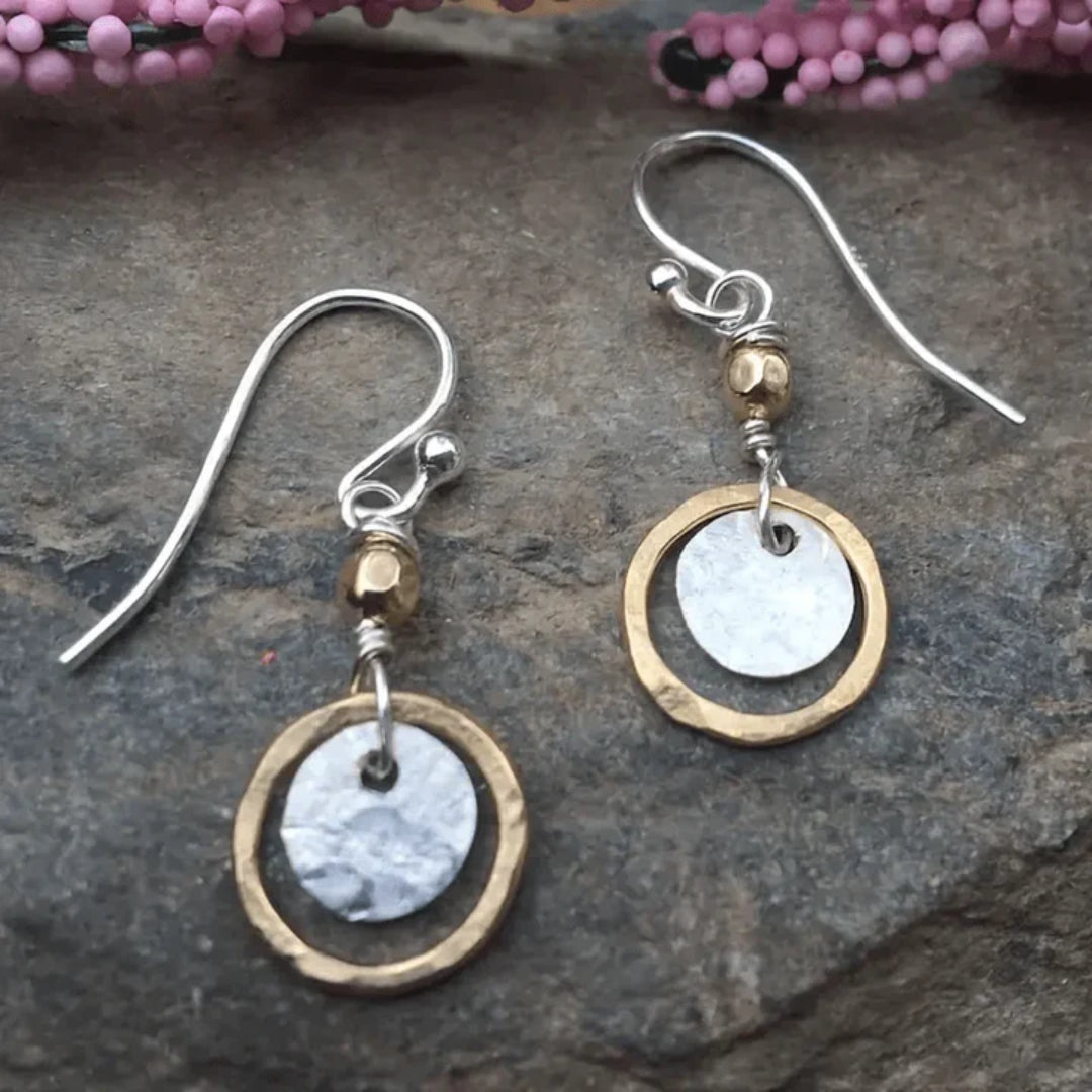 Feuille Ondulée | Boucles d'oreilles en forme de feuille ondulée en deux tons de métal – Vue 01