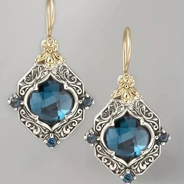 Ornement Bleu | Boucles d'oreilles argentées et dorées avec pierre bleue – Vue 01