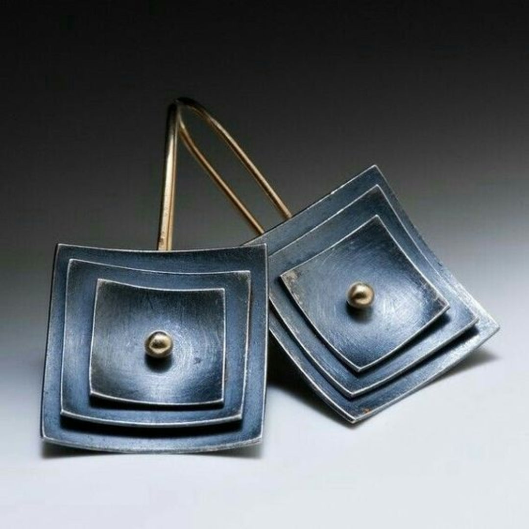 Carré Superposé | Boucles d'oreilles avec plaques carrées bleu foncé – Vue 01
