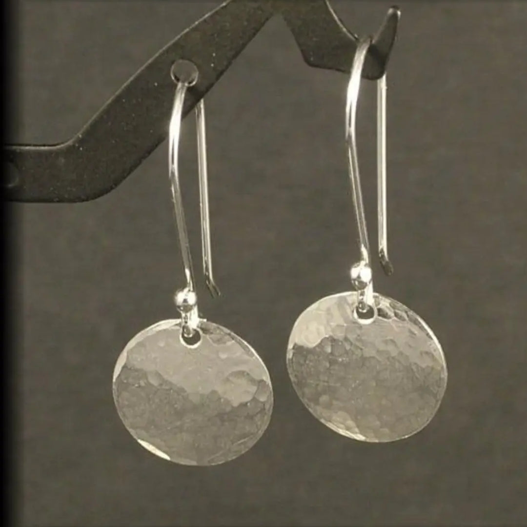 Disque Battu | Boucles d'oreilles argentées avec disque rond martelé – Vue 01