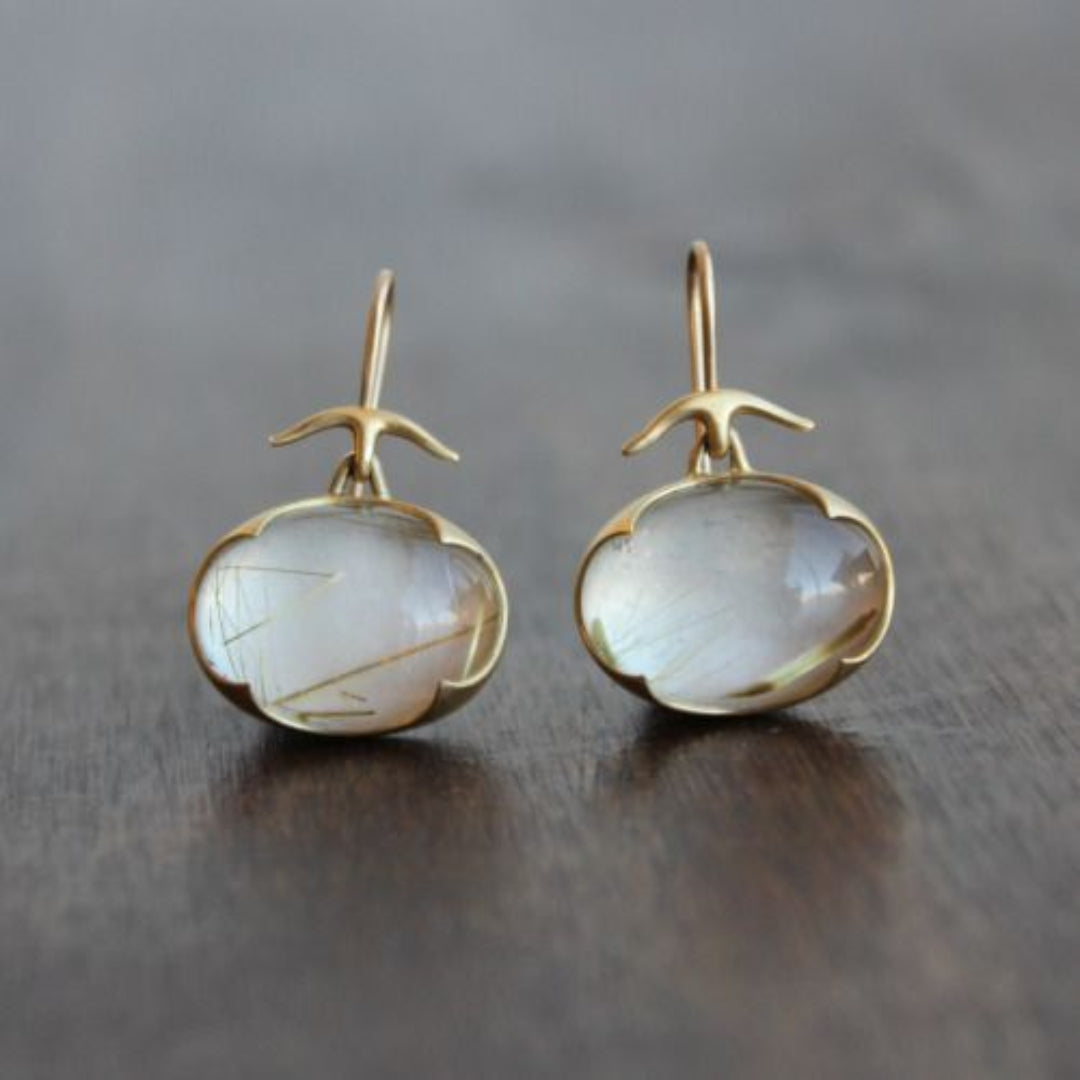 Lumière de Brindille | Boucles d'oreilles dorées avec pierre claire – Vue 01