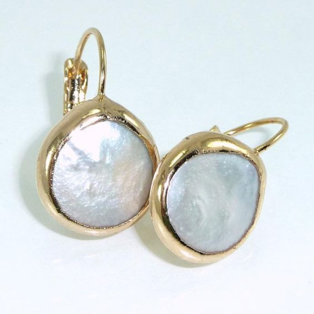Blanc Lunaire | Boucles d'oreilles dorées avec surface blanche ronde – Vue 01
