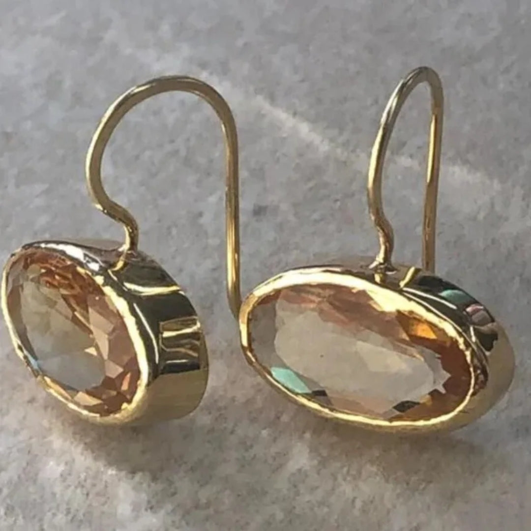 Lueur d'Ambre | Boucles d'oreilles dorées avec pierre couleur ambre – Vue 01