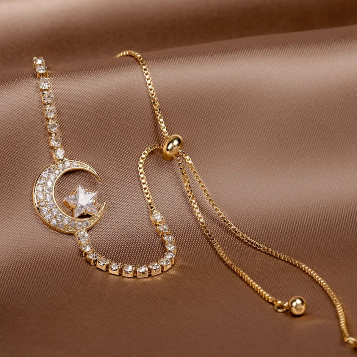 Clair de Lune | Bracelet doré réglable avec lune et étoile – Vue 01