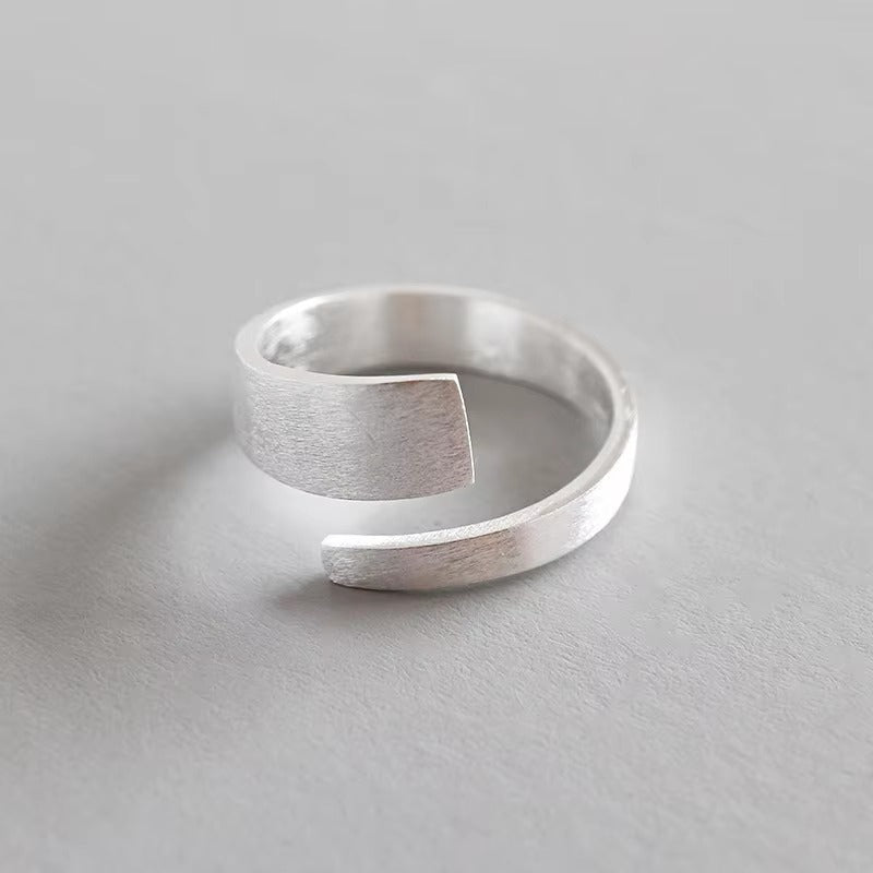 Ligne Pure | Bague ouverte argentée à surface mate – Vue 01
