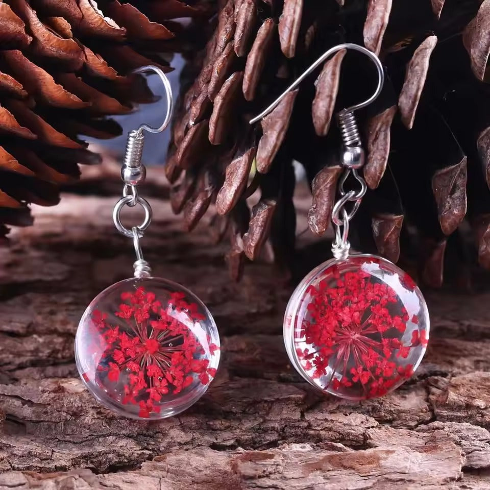 Rond Fleuri | Boucles d'oreilles avec fleurs rouges dans une sphère transparente – Vue 01