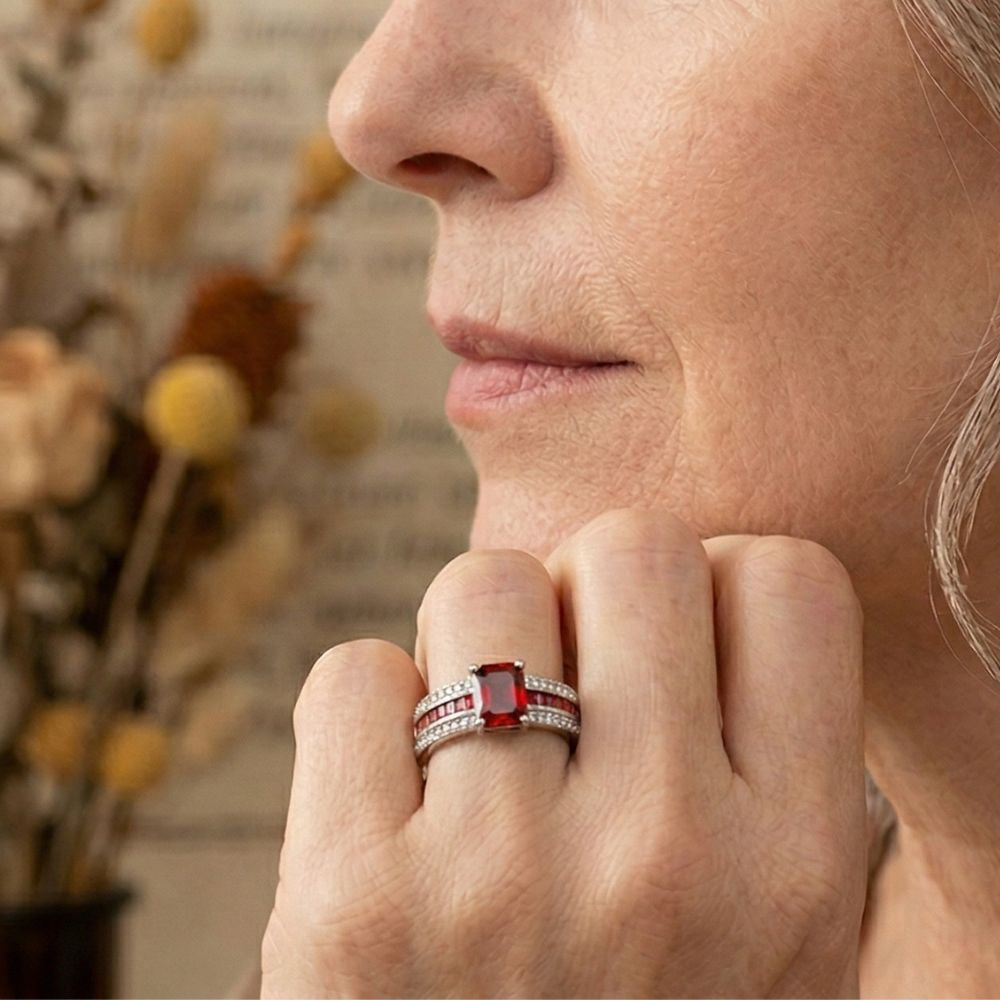 Ruban Cramoisi | Bague argentée avec pierres rouges et claires – Vue 02