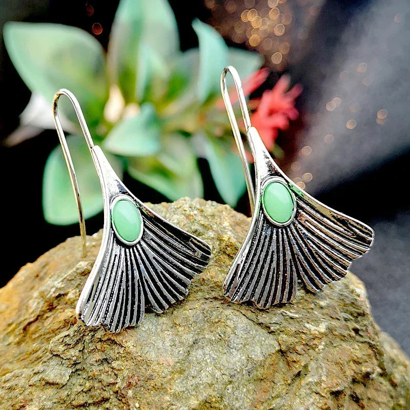Éventail Vert | Boucles d'oreilles argentées en forme d'éventail avec pierre verte – Vue 03
