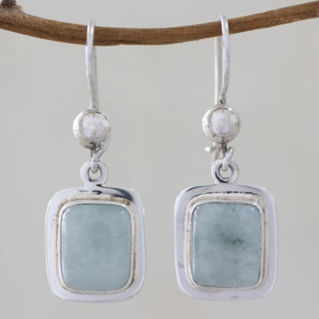 Surface Glacée | Boucles d'oreilles argentées avec pierre bleu clair – Vue 01