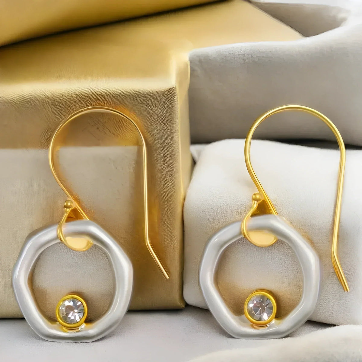 Cercle Blanc | Boucles d'oreilles avec anneau blanc et pierre claire – Vue 01