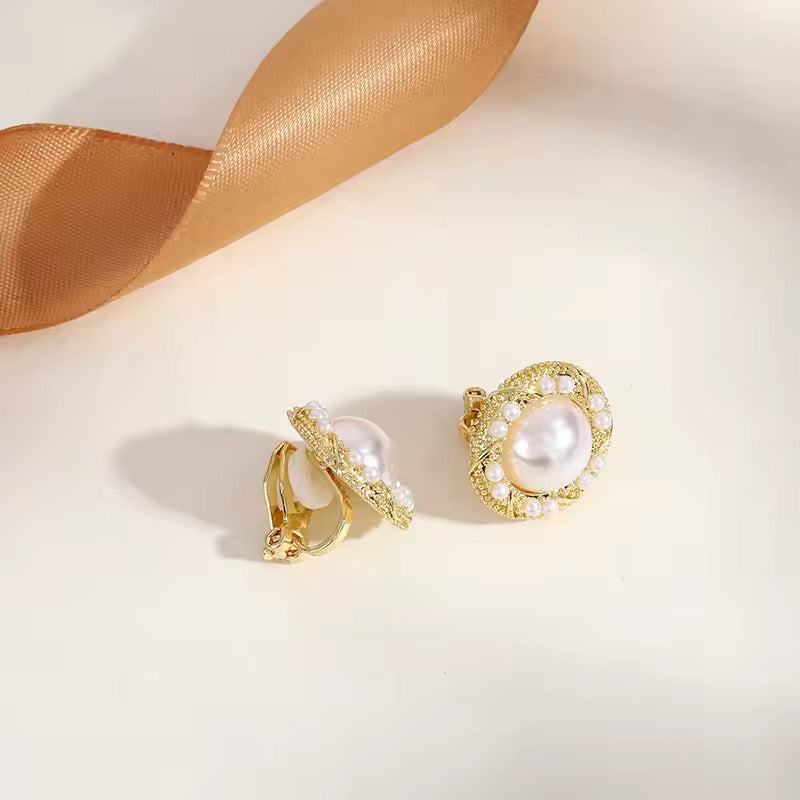 Clip Ovale | Clips d'oreilles dorés avec détail ovale blanc – Vue 01