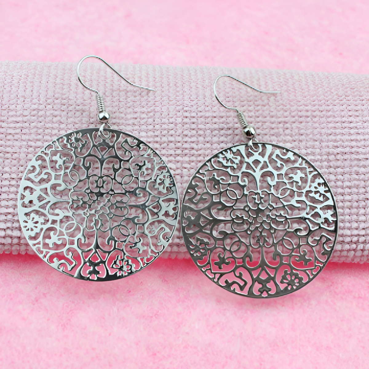 Filigrane | Grandes boucles d'oreilles argentées à motif ajouré – Vue 01