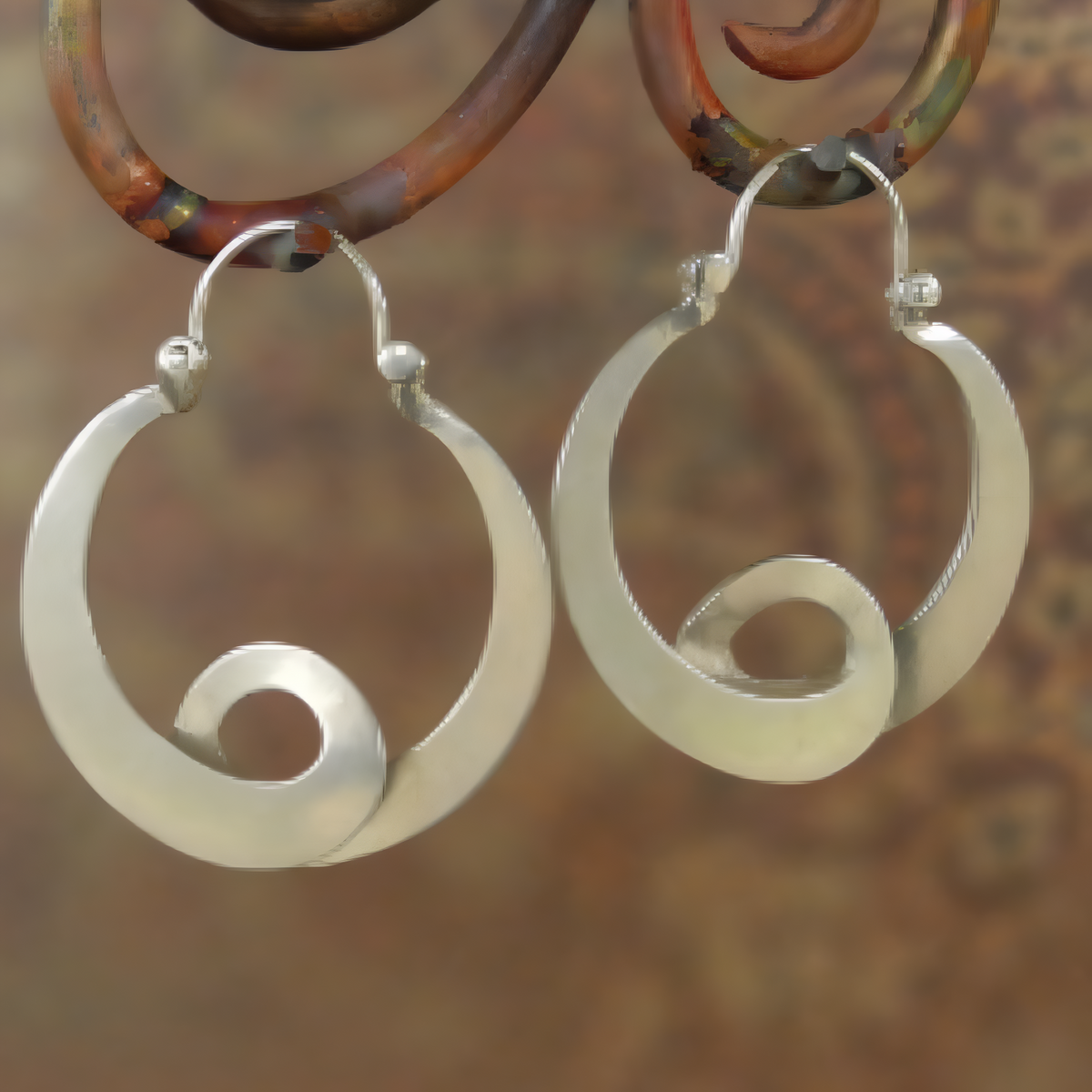 Tourbillon d'Argent | Grandes boucles d'oreilles argentées en forme de tourbillon – Vue 01