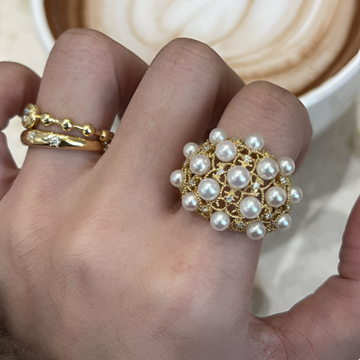 Bouquet Perlé | Bague dorée avec grappe de petites perles blanches – Vue 01