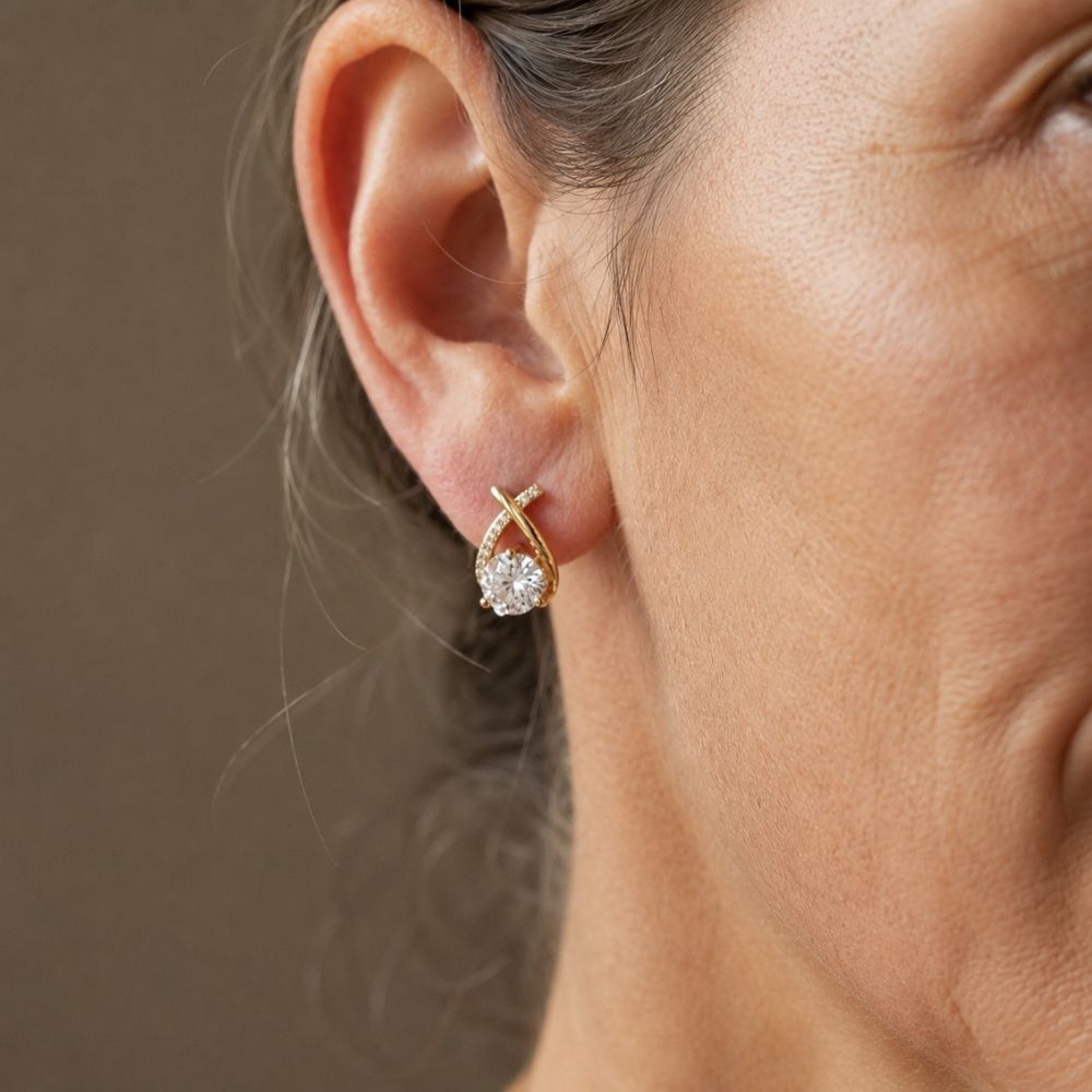 Goutte Torsadée | Boucles d'oreilles dorées avec pierre claire torsadée – Vue 02