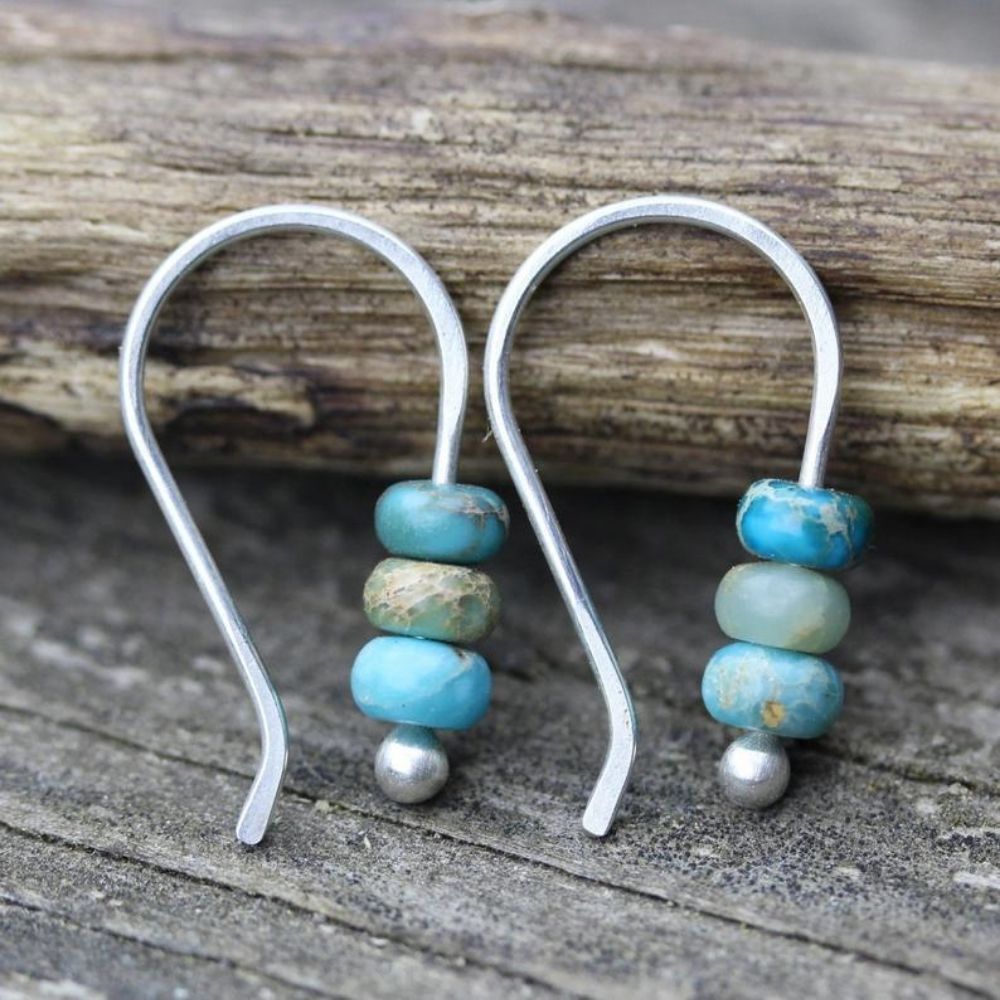 Rangée de Disques | Boucles d'oreilles argentées avec pierres turquoise – Vue 01