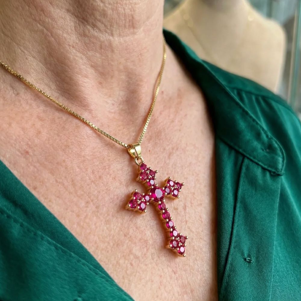 Charline | Collier croix avec pierres roses en grappe – Vue 01