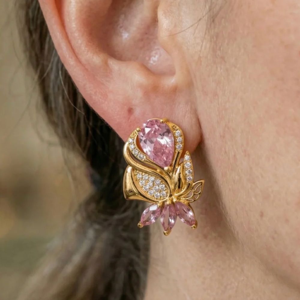 Pétale de Rose | Boucles d'oreilles dorées avec pétales roses – Vue 01