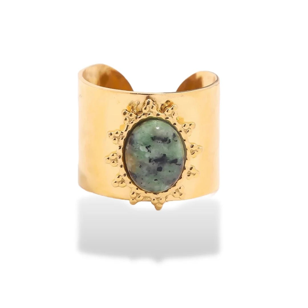 Bague large dorée avec une pierre verte ovale