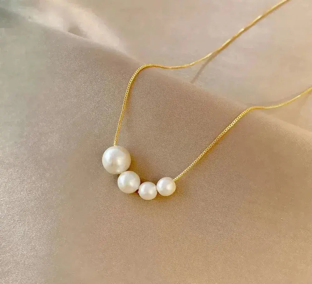 Félicie | Collier doré avec perles blanches – Vue 02