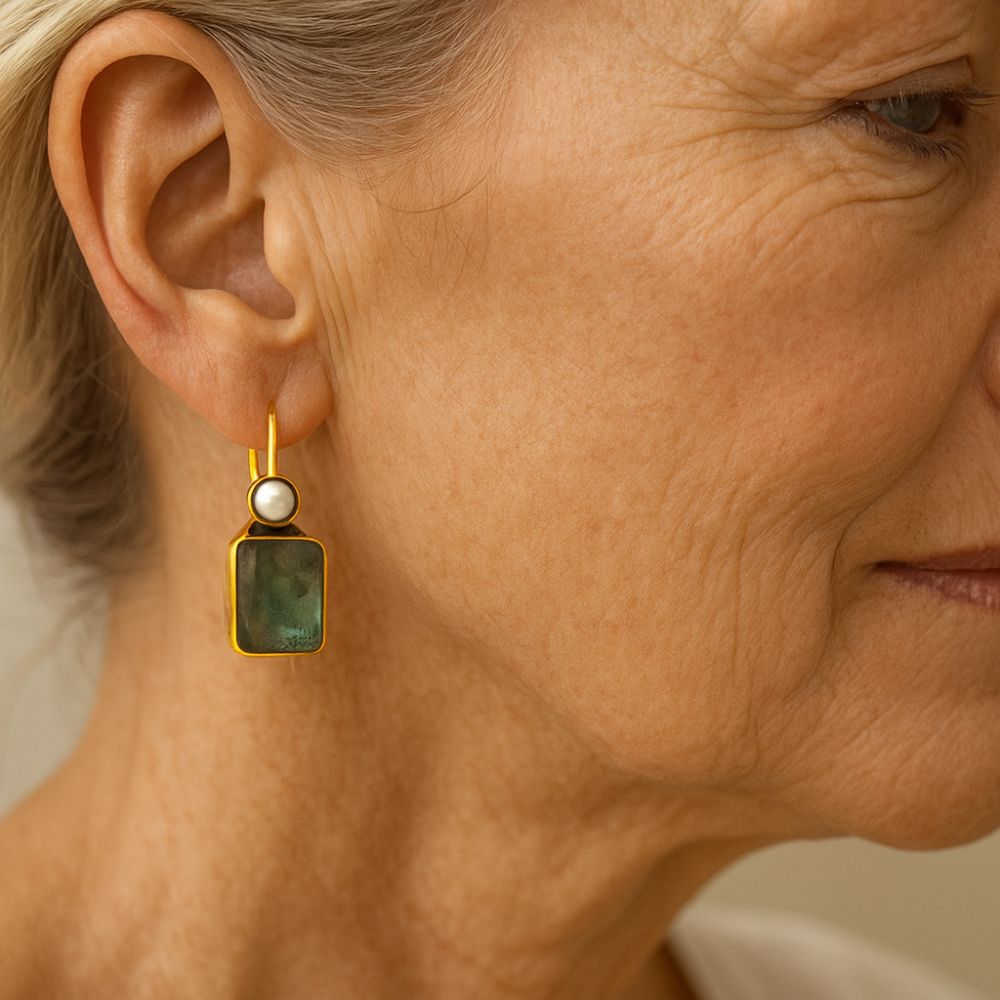 Tablette Verte | Boucles d'oreilles dorées avec perle blanche et pierre verte – Vue 02