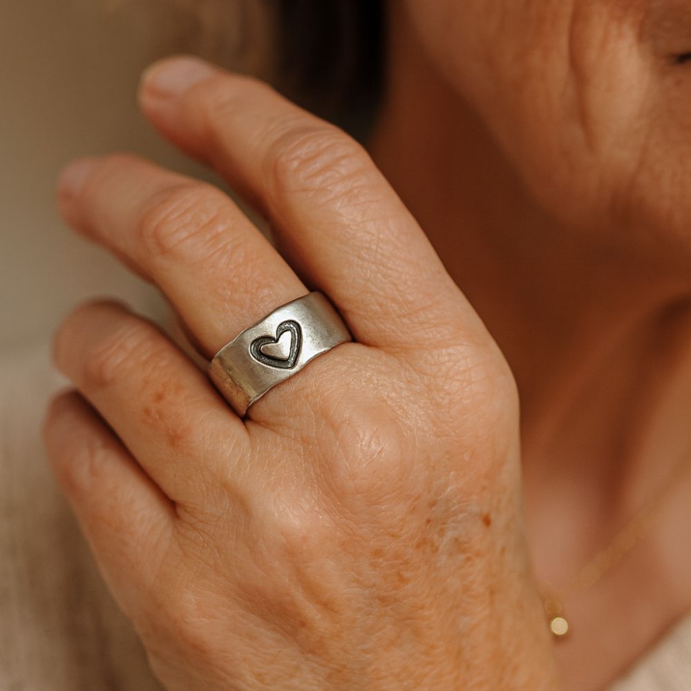 Découpe Cœur | Bague large argentée avec découpe en forme de cœur – Vue 02