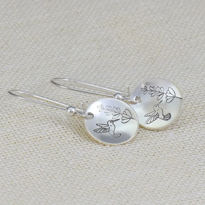Disque Gravé | Boucles d'oreilles argentées avec fleur gravée – Vue 01