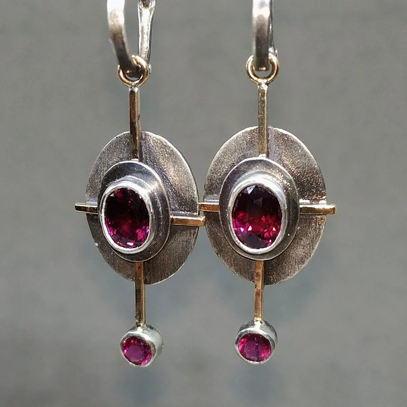 Disque Rose | Boucles d'oreilles avec disque sombre et pierres roses – Vue 01