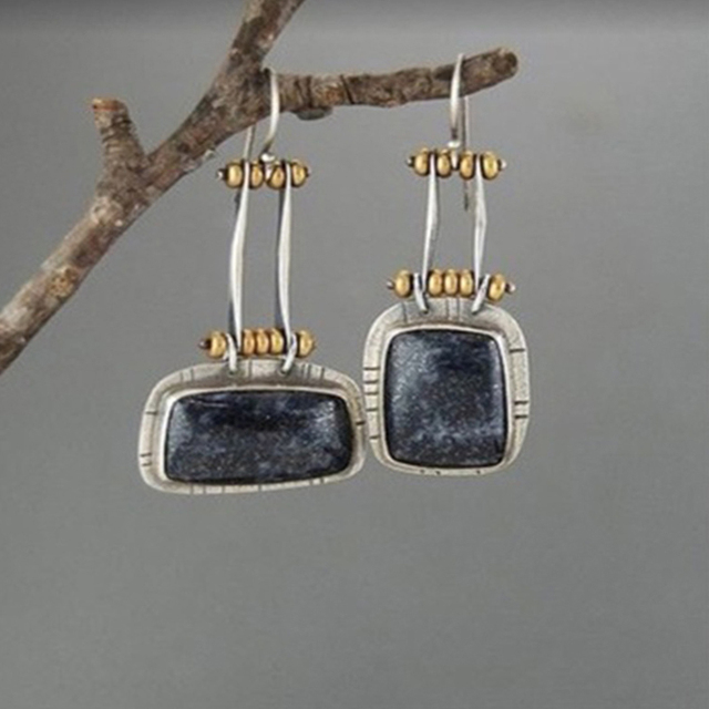 Pierre d'Ombre | Boucles d'oreilles avec pierre carrée sombre – Vue 01