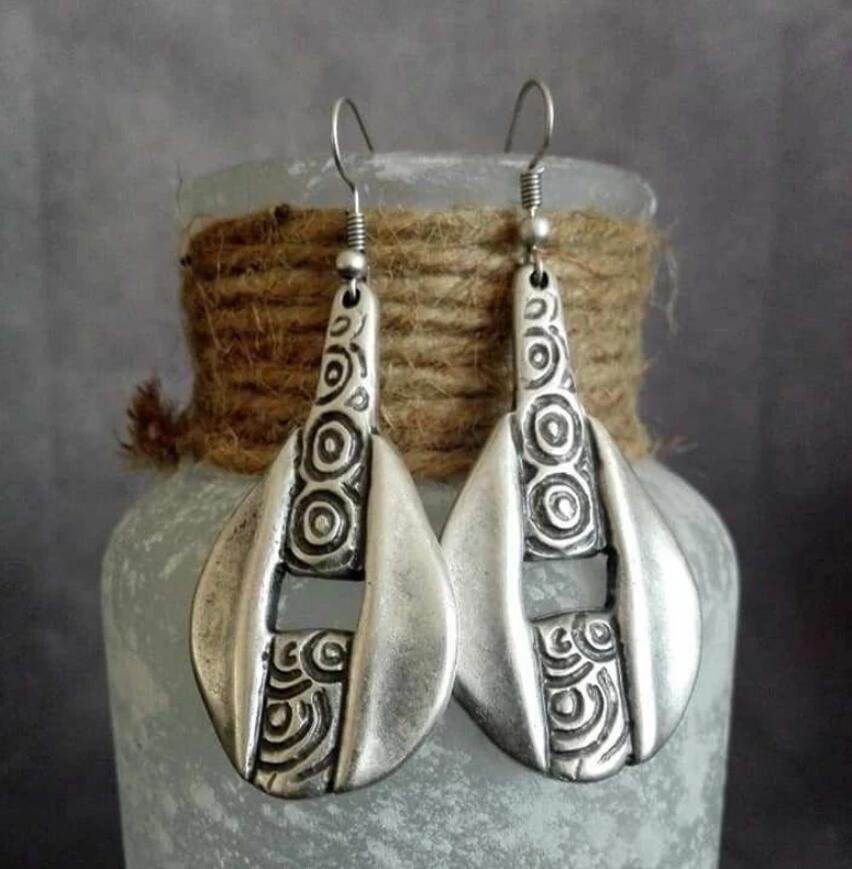 Plaque Ondulée | Boucles d'oreilles argentées à motif de spirale – Vue 01