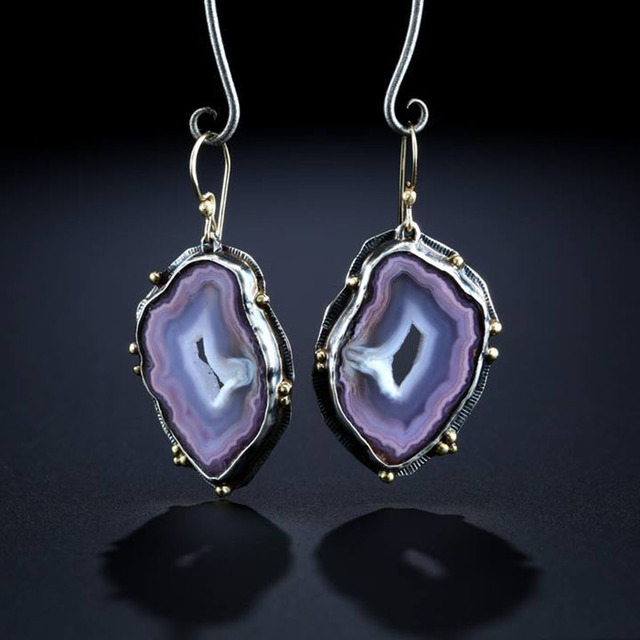 Pierre Exotique | Boucles d'oreilles argentées avec pierre violette – Vue 01