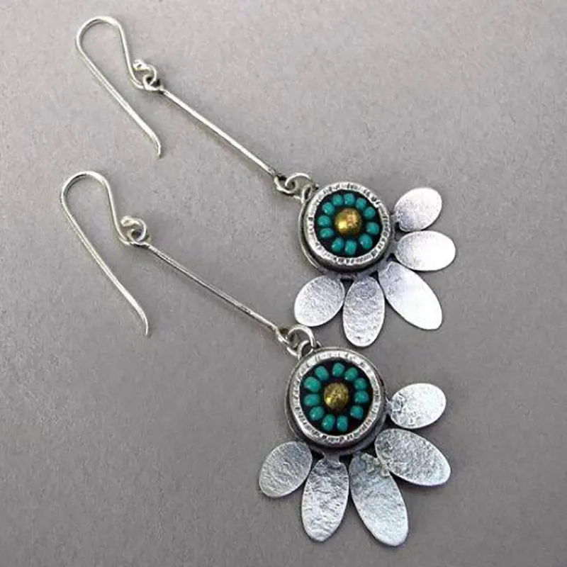 Fleur Feuillue | Boucles d'oreilles avec feuilles et centre turquoise – Vue 01