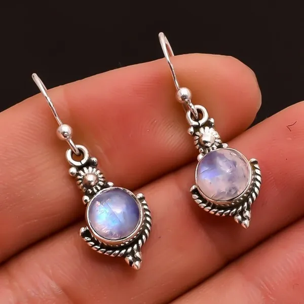 Éclat de Lune | Boucles d'oreilles argentées avec pierre claire aux reflets – Vue 01