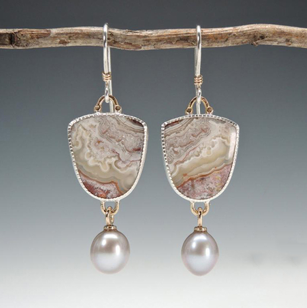 Bouclier de Terre | Boucles d'oreilles argentées avec pierre sable et goutte claire – Vue 01