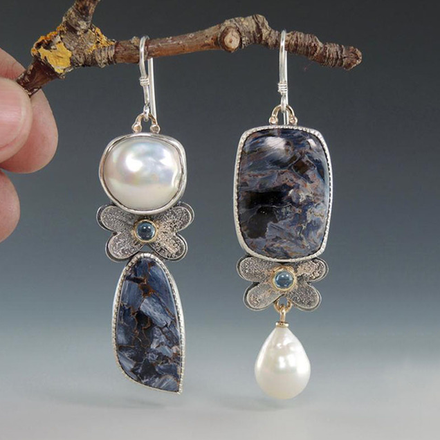 Cascade de Pierres | Boucles d'oreilles argentées avec détails blancs et pierres sombres – Vue 01