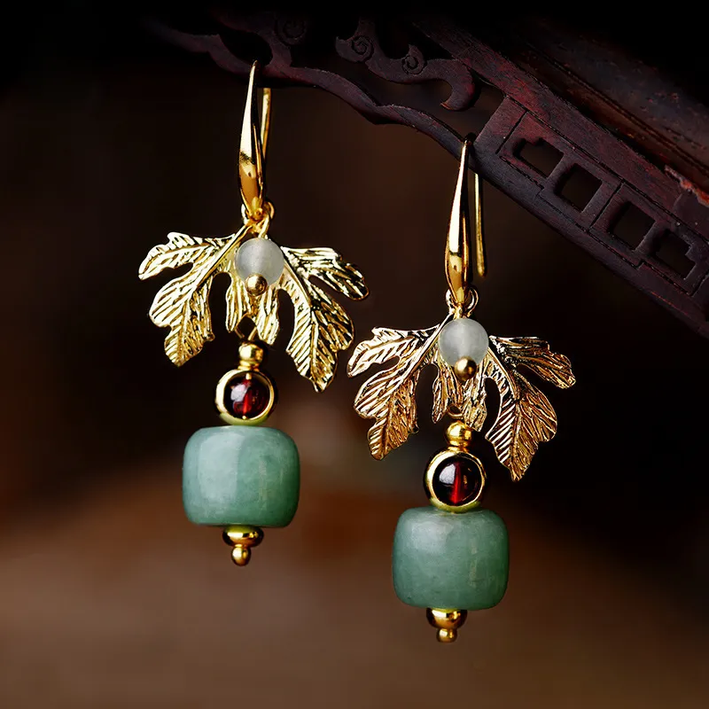 Sommet Feuillu | Boucles d'oreilles dorées avec feuilles et pierre verte – Vue 01