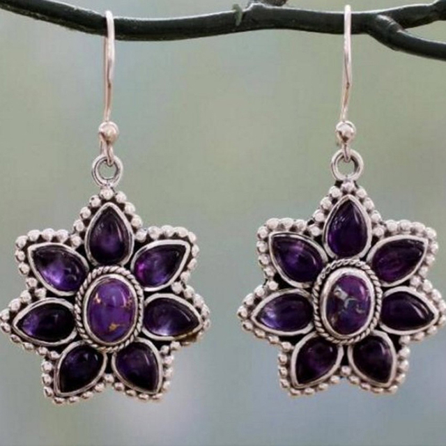 Fleur Lilas | Boucles d'oreilles argentées avec pierre violette en forme de fleur – Vue 01