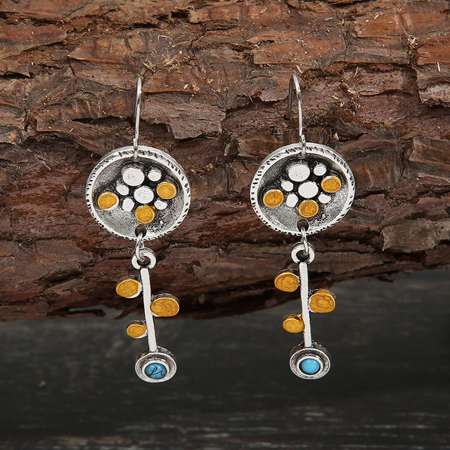 Cercle Pointillé | Boucles d'oreilles avec points dorés et pierre bleue – Vue 01