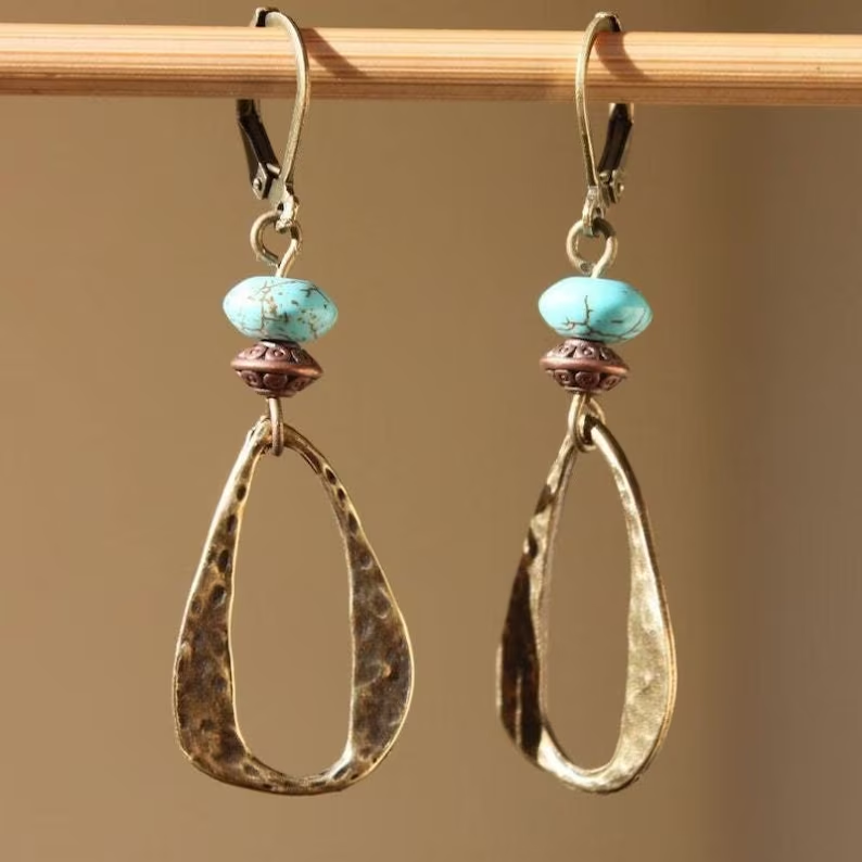 Couronne de Gouttes | Boucles d'oreilles dorées avec goutte ouverte et perle turquoise – Vue 01