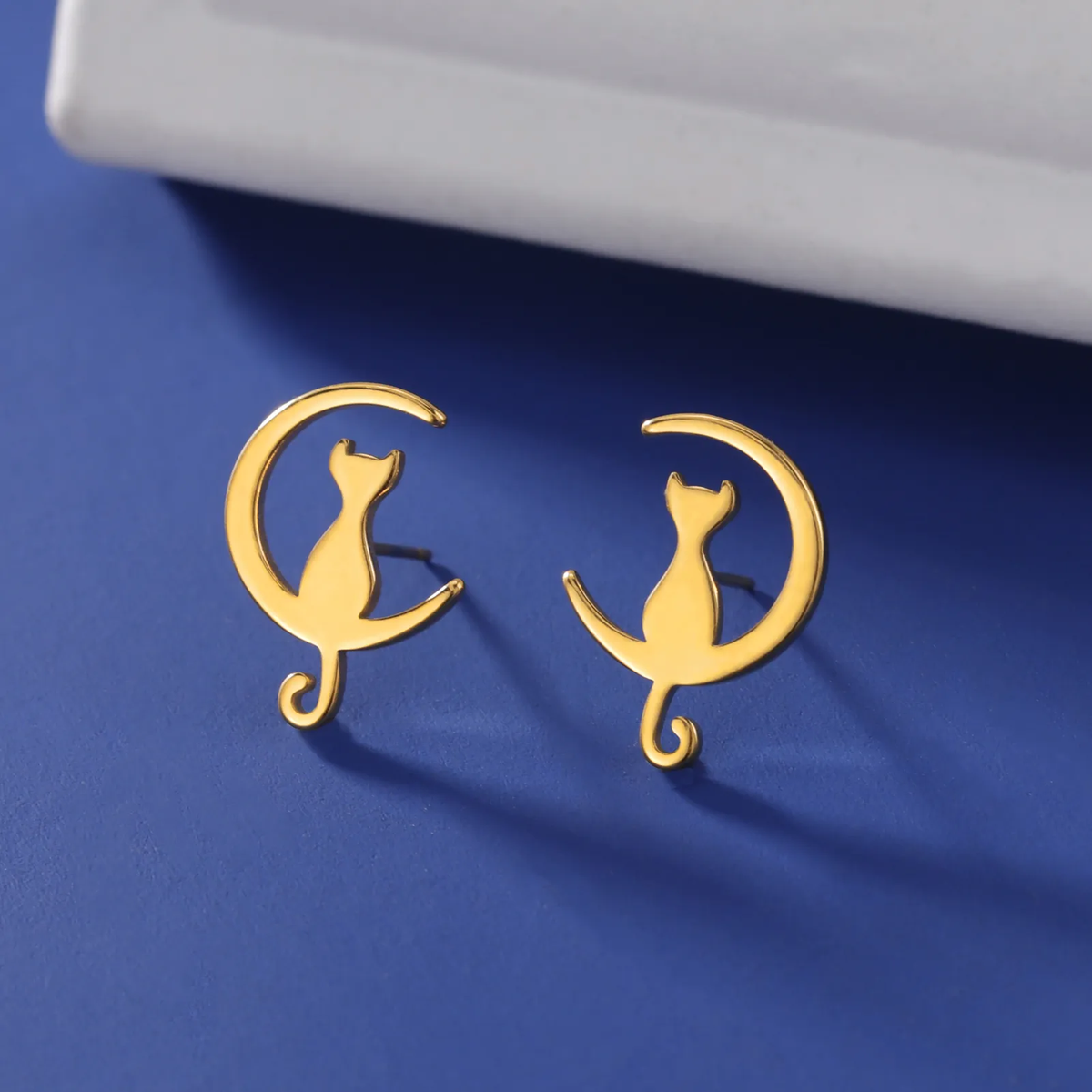 Chat de Lune | Boucles d'oreilles dorées avec chat et lune – Vue 02
