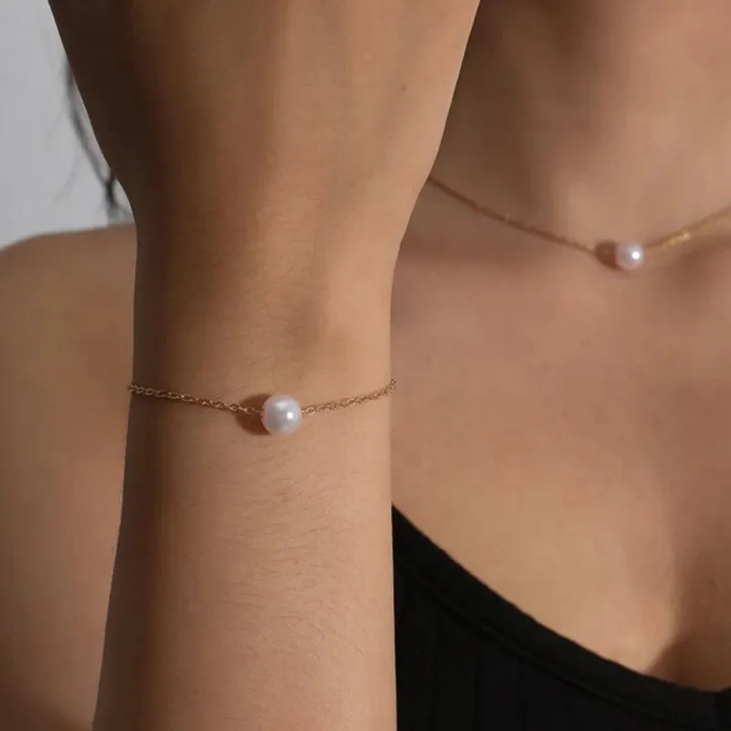 Perle Unique | Fin bracelet doré avec perle blanche – Vue 01
