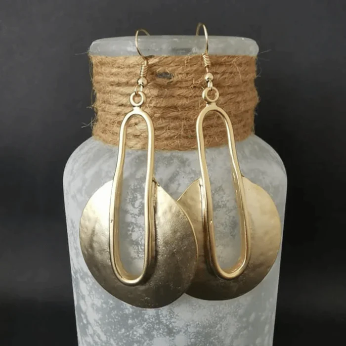 Forme Bouclier | Boucles d'oreilles dorées en forme de bouclier – Vue 01