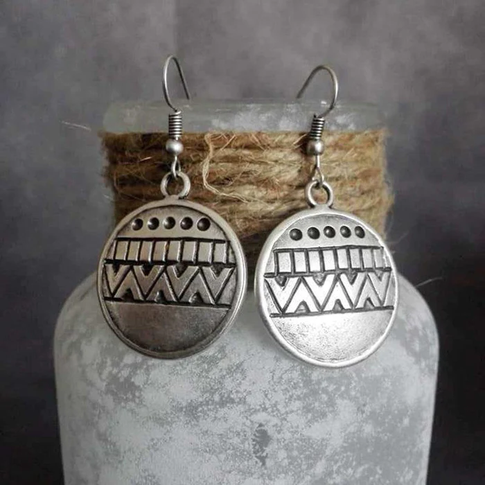 Signe Tribal | Boucles d'oreilles ovales à motif zigzag en relief – Vue 01