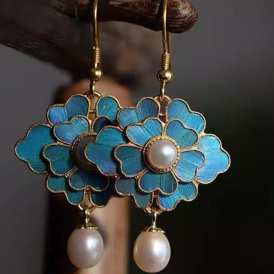 Lotus Bleu | Boucles d'oreilles avec fleurs bleues et goutte blanche – Vue 01