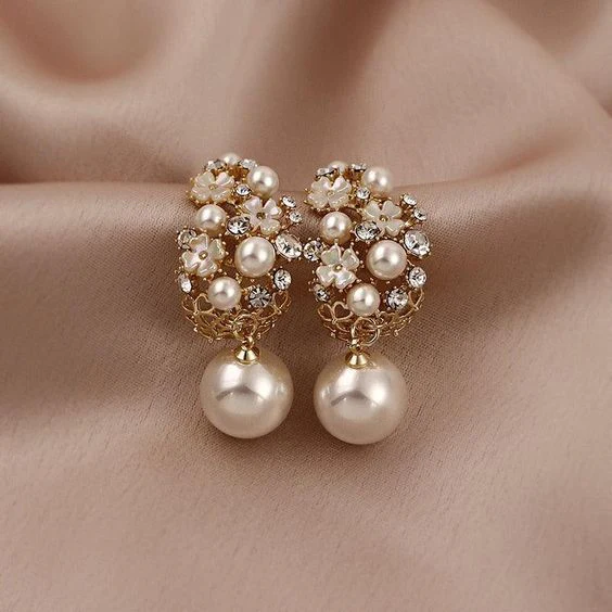 Floraison Perlée | Boucles d'oreilles fleurs avec perles blanches – Vue 01